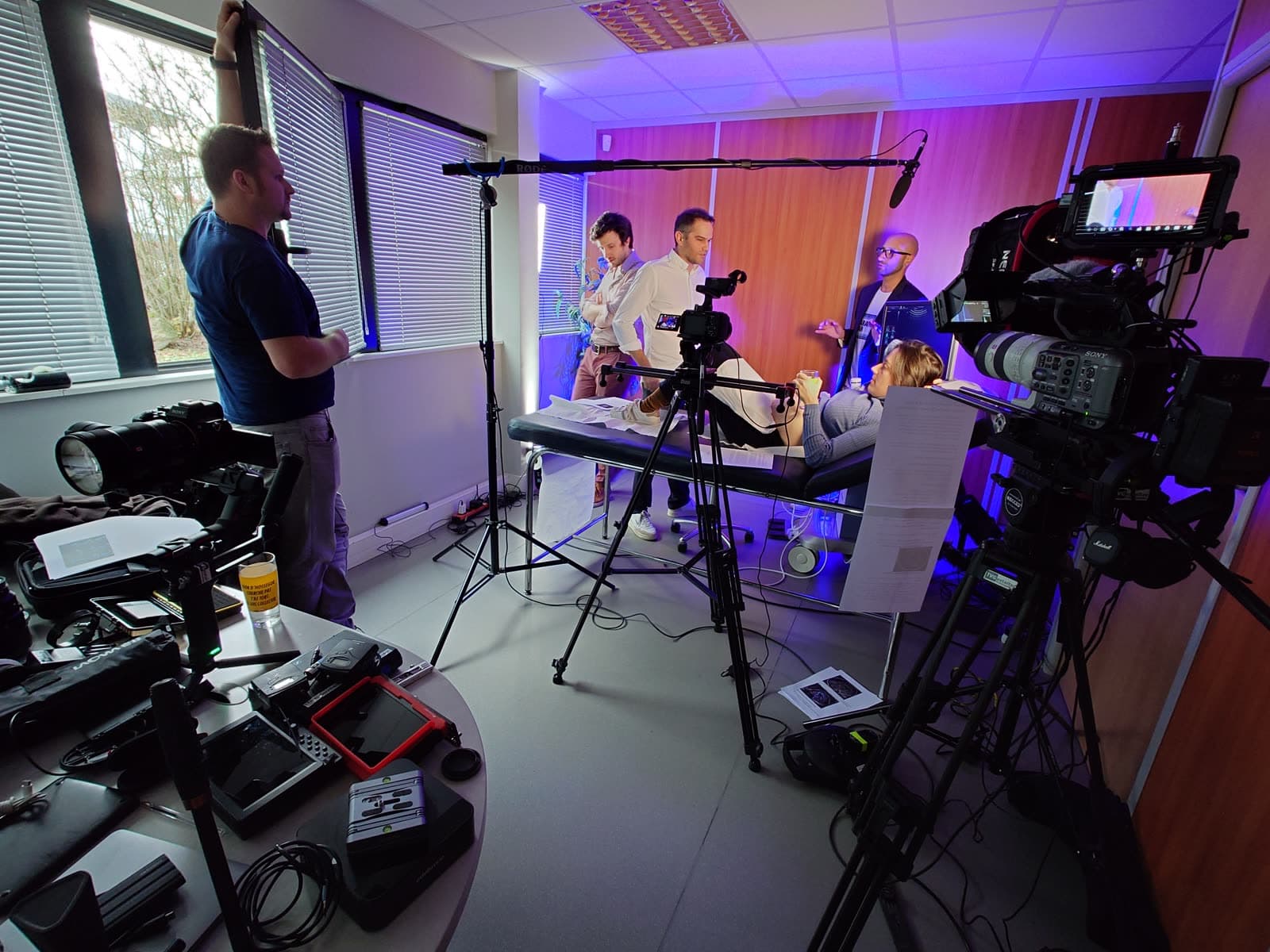 Multi-Cam-Studio-Setup der TVGestalter mit Moderation unter farbigem Licht
