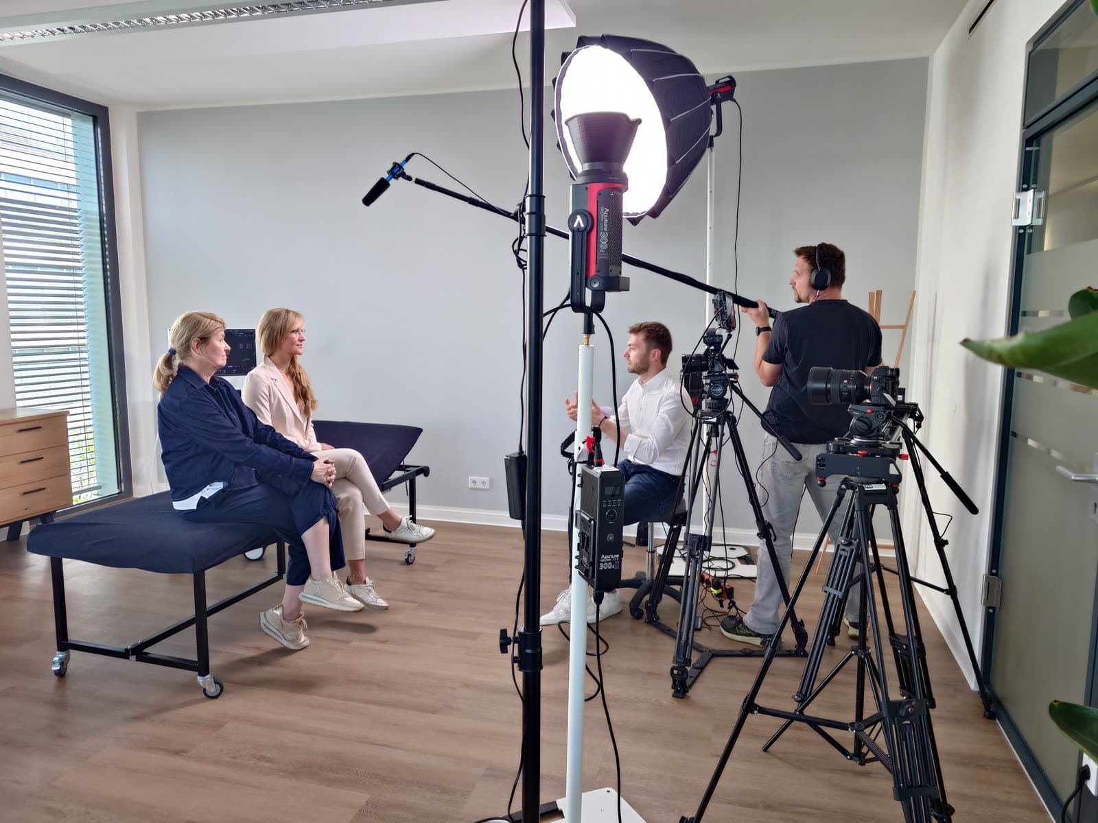 Interview-Dreh mit Softbox-Beleuchtung im Studio