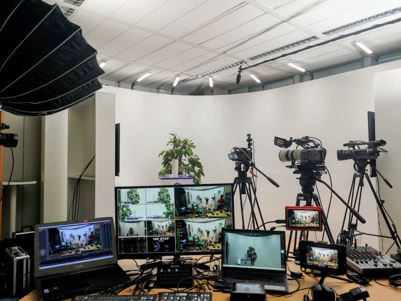 Studio mit mehreren Kameras und Monitoren