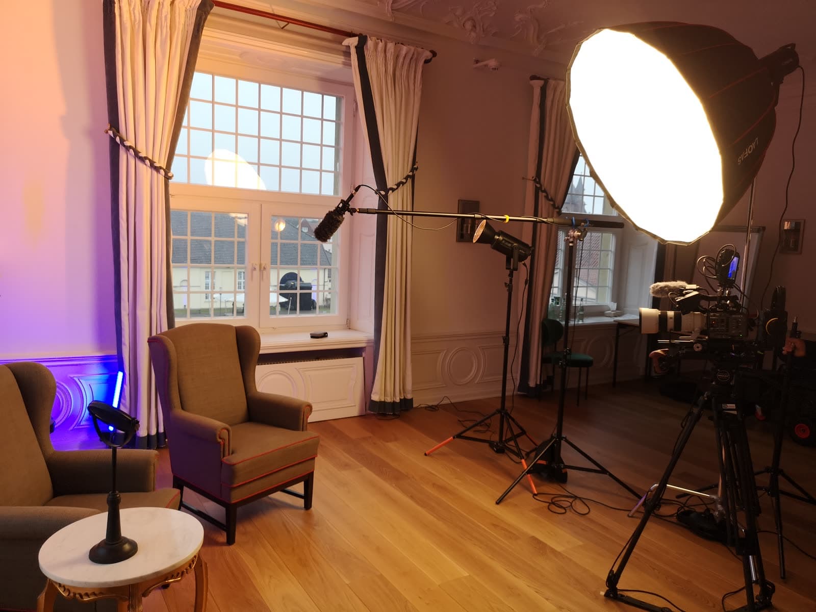 Edle Interview-Location, ausgeleuchtet mit Softbox